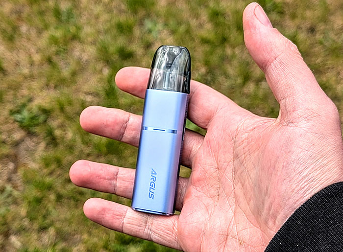 Voopoo Argus G3 Mini Hot Pink в руке